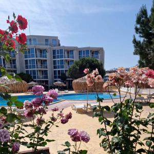 Piscina de la sau aproape de Апартамент БАНГЕВИ