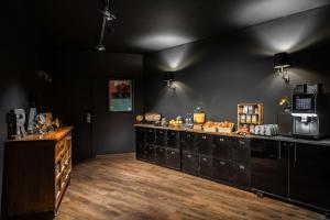 pentahotel Liège的咖啡和沏茶工具