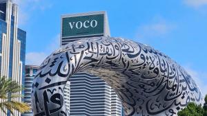 Certifikát, hodnocení, plakát nebo jiný dokument vystavený v ubytování voco Dubai by IHG