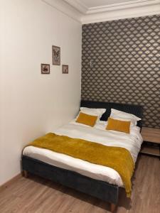 Postel nebo postele na pokoji v ubytování Studio 1 Avec Terrasse En Face la Gare Enghien Les Bains a 15 Minute De Paris Gare Du Nord et A 10 mn De Stade De France