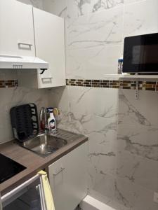 Kuchyň nebo kuchyňský kout v ubytování Studio 1 Avec Terrasse En Face la Gare Enghien Les Bains a 15 Minute De Paris Gare Du Nord et A 10 mn De Stade De France