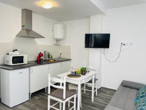 eine kleine Küche mit Tisch und Mikrowelle in der Unterkunft Apartamento Panama 3 in Nerja