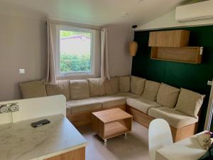 Mobil home climatisé 6,8 Pers SIBLU BONNE ANSE PLAGE LA PAMYRE LES MATHES的休息区