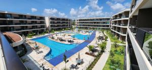 an overhead view of a swimming pool in an apartment building at Malia Beach Experience - Studios em Muro Alto por Yolo in Ipojuca