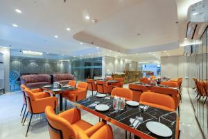 Posezení v ubytování Aadat Hotel Subhash Chowk Gurgaon