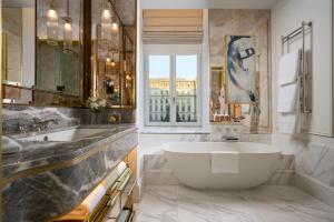 Koupelna v ubytování Corinthia Grand Hotel du Boulevard Bucharest + 27 fotografií