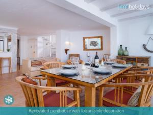 ein Esszimmer und ein Wohnzimmer mit Tisch und Stühlen in der Unterkunft Penthouse SeaEsta by HMR Holidays in Rada de Moraira