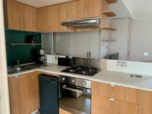 Mobil home climatisé 6,8 Pers SIBLU BONNE ANSE PLAGE LA PAMYRE LES MATHES的厨房或小厨房