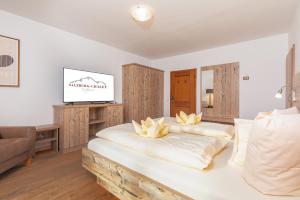 Телевизор и/или развлекательный центр в Luxus Ferienhaus Salzburg Chalet mit Pool, Sauna, Whirlpool, Kamin +43 фотографии