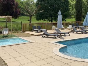 La alberca dentro o cerca de Gites La Source