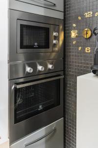 a stainless steel oven in a kitchen at "La casa di Ryan" - Intera casa - Policlinico - Cittadella - Tra Cagliari e il mare in Monserrato