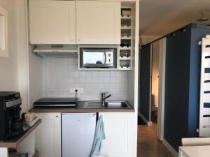 A kitchen or kitchenette at Room with a view Még 15 kép