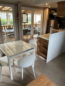Mobil home climatisé 6,8 Pers SIBLU BONNE ANSE PLAGE LA PAMYRE LES MATHES的厨房或小厨房