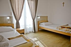 - une chambre avec 2 lits et une fenêtre dans l'établissement Casa Verde, à Međugorje