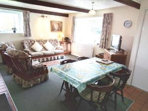 Χώρος καθιστικού στο Kingfisher Cottage Newcastle Emlyn