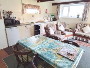 Η κουζίνα ή μικρή κουζίνα στο Kingfisher Cottage Newcastle Emlyn