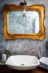 łazienka z białą umywalką i lustrem w obiekcie Ca' Spina: Sweet Home in Valpolicella w mieście SantʼAmbrogio di Valpolicella