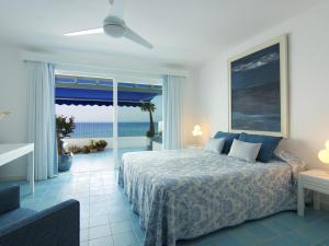 1 dormitorio con cama y vistas al océano en Luxury Sea Front Caleton 40, en Puerto del Carmen