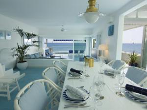 Un restaurante o sitio para comer en Luxury Sea Front Caleton 40