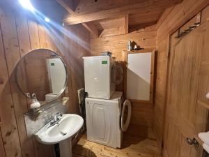 Koupelna v ubytování Chalets du bout du monde + 37 fotografií