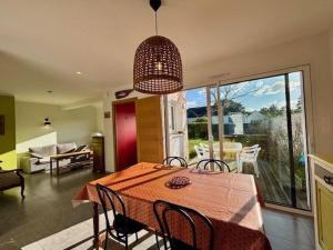 a dining room with a table and chairs in a room at Quiberon : Maison 3 pièces, 105m², parking, quartier calme proche plage - FR-1-478-305 in Quiberon