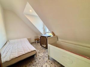 a bedroom with a bed and a desk in a attic at Quiberon : Maison 3 pièces, 105m², parking, quartier calme proche plage - FR-1-478-305 in Quiberon