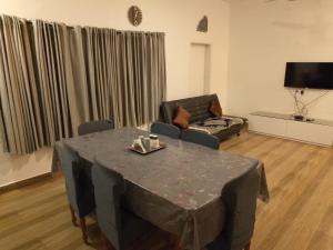 Μια τηλεόραση ή/και κέντρο ψυχαγωγίας στο Thavika Silverwoods Residence +40 φωτογραφίες