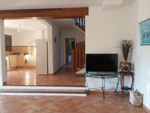 TV a/nebo společenská místnost v ubytování Jolie Villa dans LE LUBÉRON