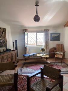a living room with a table and a window at Charmante maison dans village provençal in Villedieu