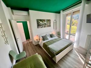 a bedroom with a bed and a green ceiling at Boutique Apartment Natura in Chiusi