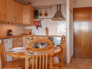 Kuchyň nebo kuchyňský kout v ubytování Apartment Montfort 9A by Interhome
