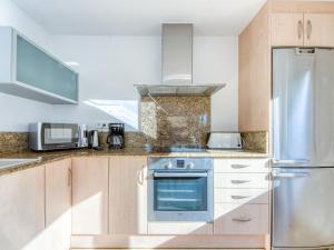 Nhà bếp/bếp nhỏ tại Holiday Home Requesens by Interhome