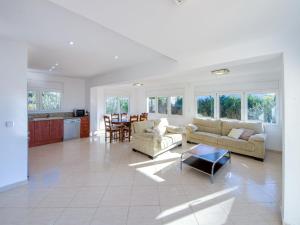 Nhà bếp/bếp nhỏ tại Holiday Home Requesens by Interhome