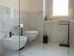 un bagno bianco con un water e un lavandino di Spazio Perlasca Apt 2 - Cernobbio Como Lake a Cernobbio