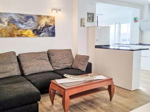 een woonkamer met een bank en een salontafel bij Apartment Suecia by Interhome in Benidorm