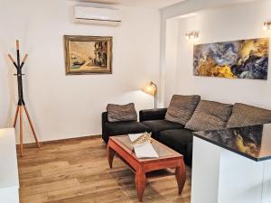 een woonkamer met een bank en een tafel bij Apartment Suecia by Interhome in Benidorm