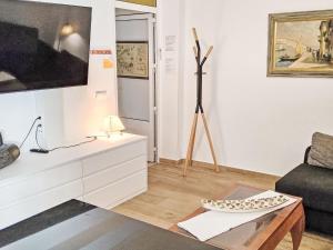 een woonkamer met een bank en een tafel bij Apartment Suecia by Interhome in Benidorm +14 foto's