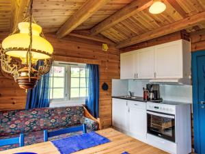 Η κουζίνα ή μικρή κουζίνα στο Holiday Home Naustvollen by Interhome