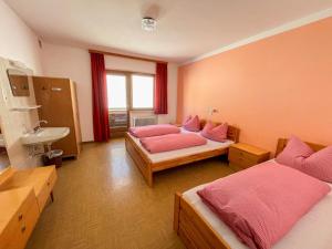 Łóżko lub łóżka w pokoju w obiekcie Apartment Roggenboden-1 by Interhome