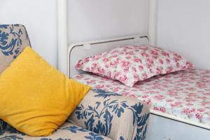 een bank en een kussen op een plank bij Willy Apartments in Velipojë