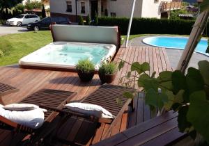 Bazén v ubytování Hotel Penzion Kobala nebo v jeho okolí