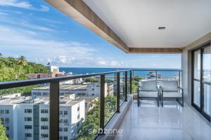 a balcony with a view of the ocean at Apartamentos em Prédio c/ Piscina na Ondina - SSA - HOA in Salvador