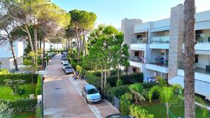 un complesso di appartamenti con auto parcheggiate in un parcheggio di SwissSweet Apartment - 297 a Durrës