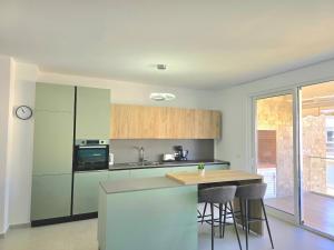 una cucina con mobili verdi e un piano di lavoro di SwissSweet Apartment - 297 a Durrës