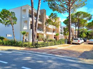 un condominio su una strada con palme di SwissSweet Apartment - 297 a Durrës Altre 33 foto