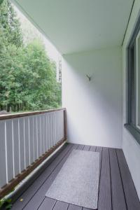 クオピオにあるModern 42m2 Apartment with free parkingの窓とラグ付きの空のバルコニー