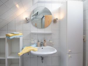 Bilik mandi di Apartment Schleichert-1 by Interhome