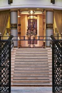 un escalier menant à un bâtiment dans l'établissement Hotel Lord Byron - Small Luxury Hotels of the World, à Rome