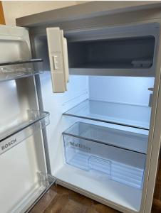 una nevera con su puerta abierta con sus cajones en Dream Home, en Friedrichshafen