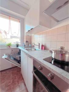 una cocina con fregadero y estufa horno superior en Dream Home, en Friedrichshafen